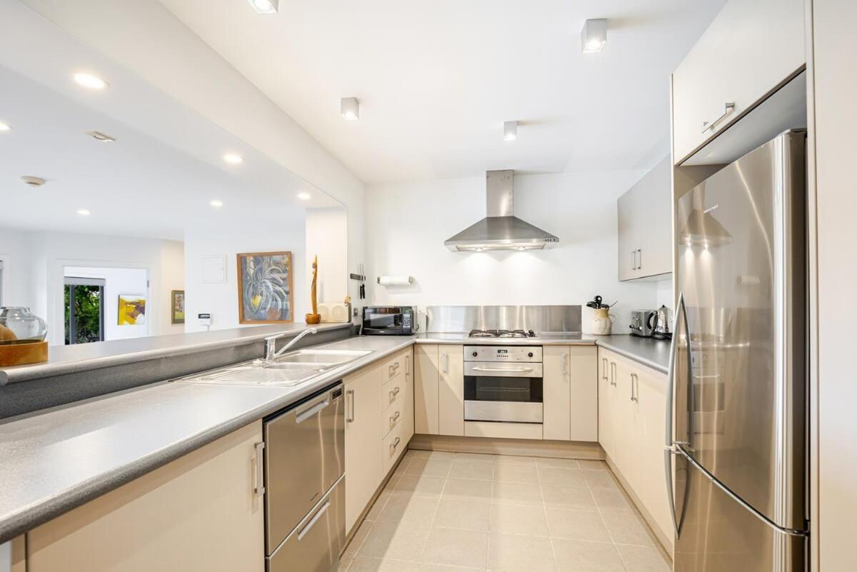 Stylish And Serene Living In Kohimarama Auckland Bagian luar foto